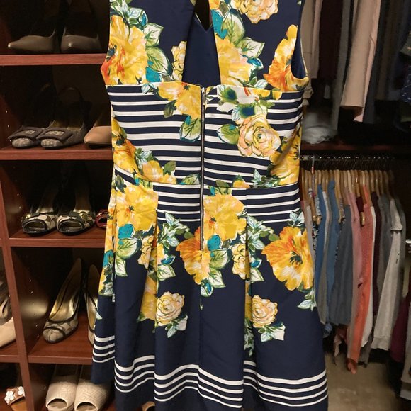 Beautiful Navy based Yellow Floral Dress Size 8 - Picture 2 of 3